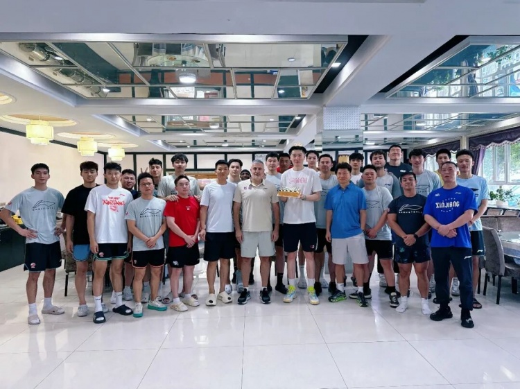 罗杰生日 球队训练课后全队送祝福