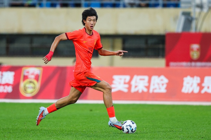 U17国足今晚战阿森纳 1米94赵松源成进攻支点 U17国足今晚战阿森纳 1米94赵松源成进攻支点