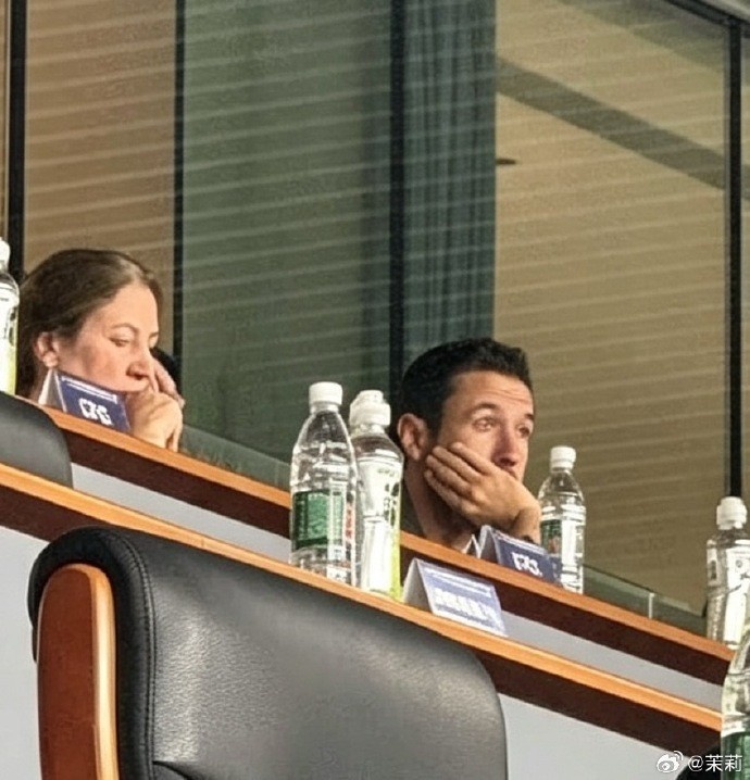 曼城CEO与体育总监现身深体 观战新鹏城中超比赛 曼城CEO与体育总监现身深体 观战新鹏城中超比赛
