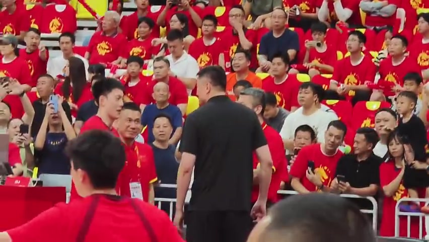 杜锋连续第二天现身男篮热身赛 赛前与郭士强及助教热聊