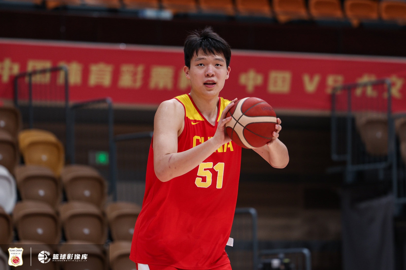 杨瀚森回国驰援 17日热身赛或场边观战