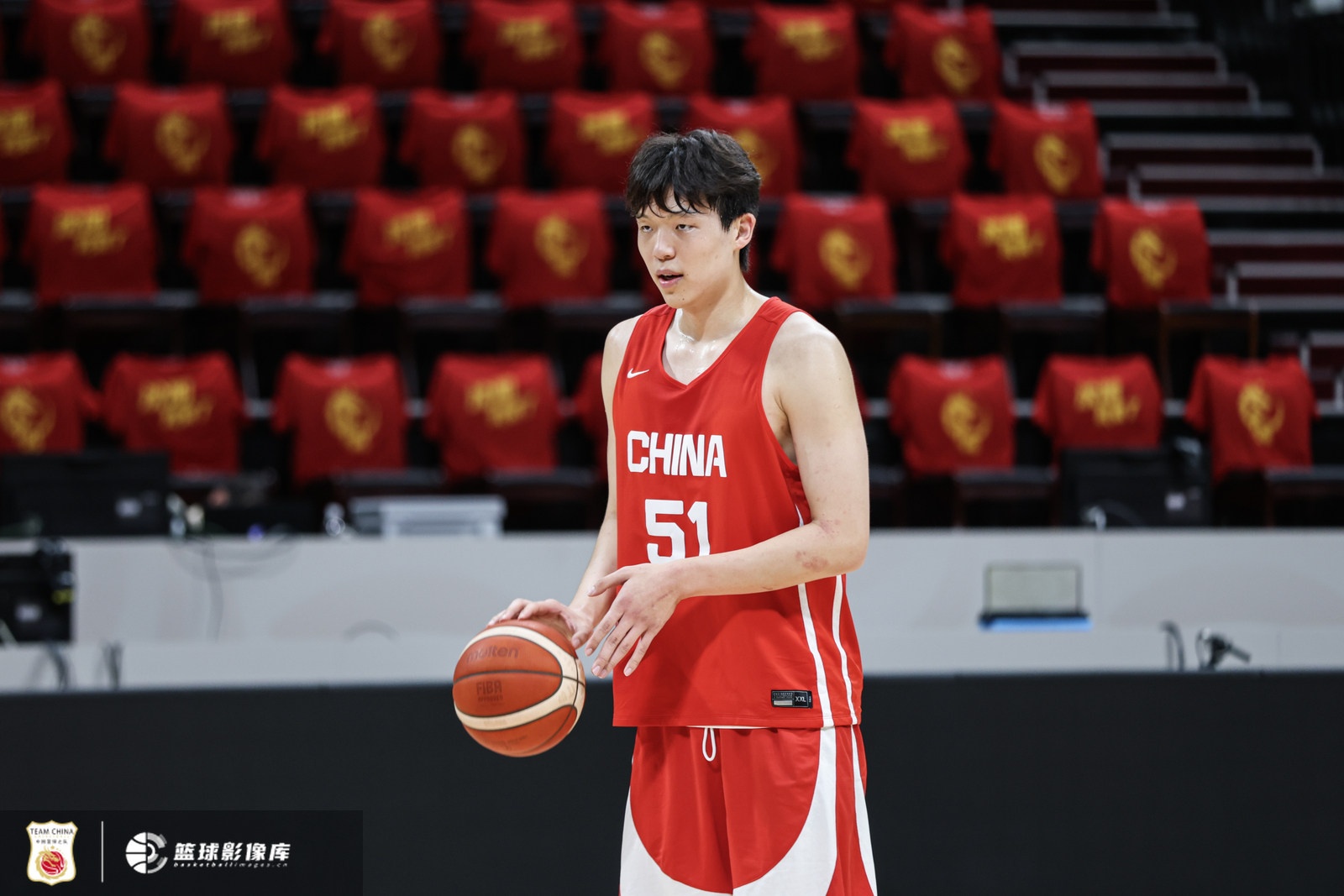 很强硬!杨瀚森半场5中4贡献9分5篮板1助攻1盖帽 2次犯规有隐患