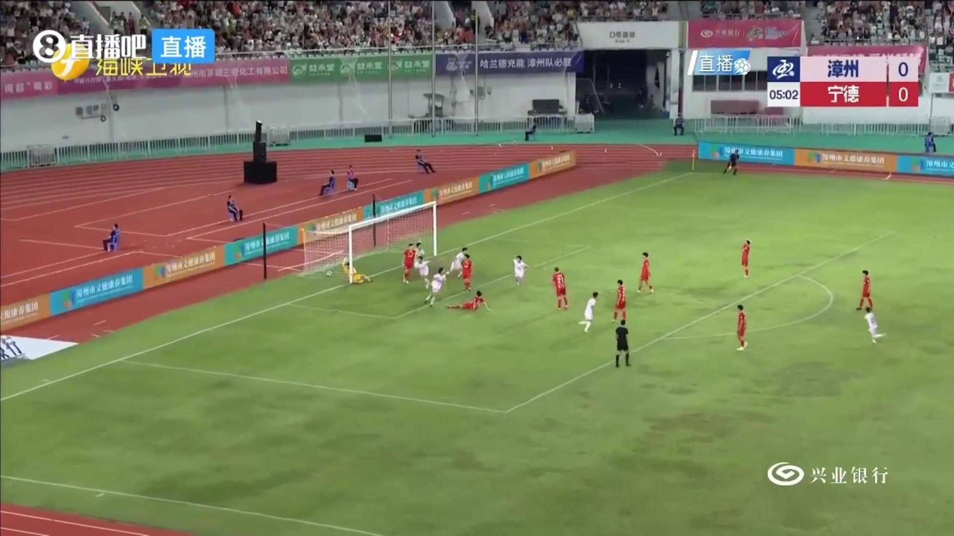 漳州队任意球破门!漳州队1-0领先宁德队