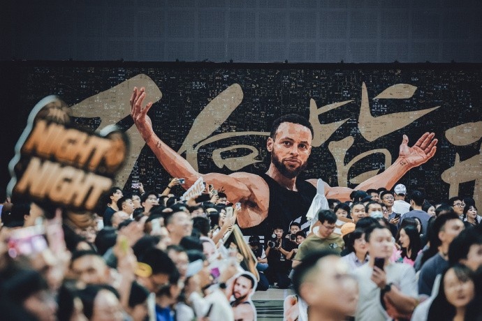 1990块拼图组成的巨幅画像！库里在李宁园区收到了特别的礼物