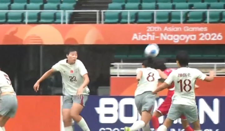 中国女足0-1落后！朝鲜定位球开出，姚伟头球解围不幸自摆乌龙