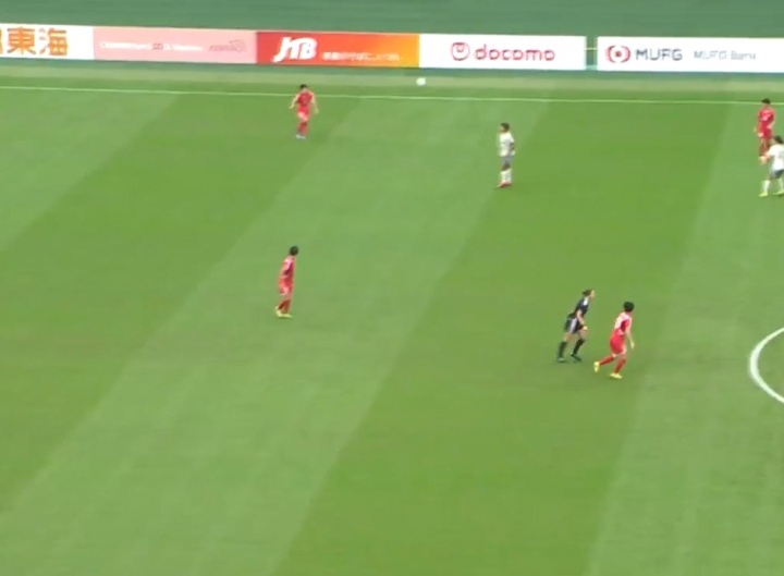 中国女足0-1落后！朝鲜定位球开出，姚伟头球解围不幸自摆乌龙